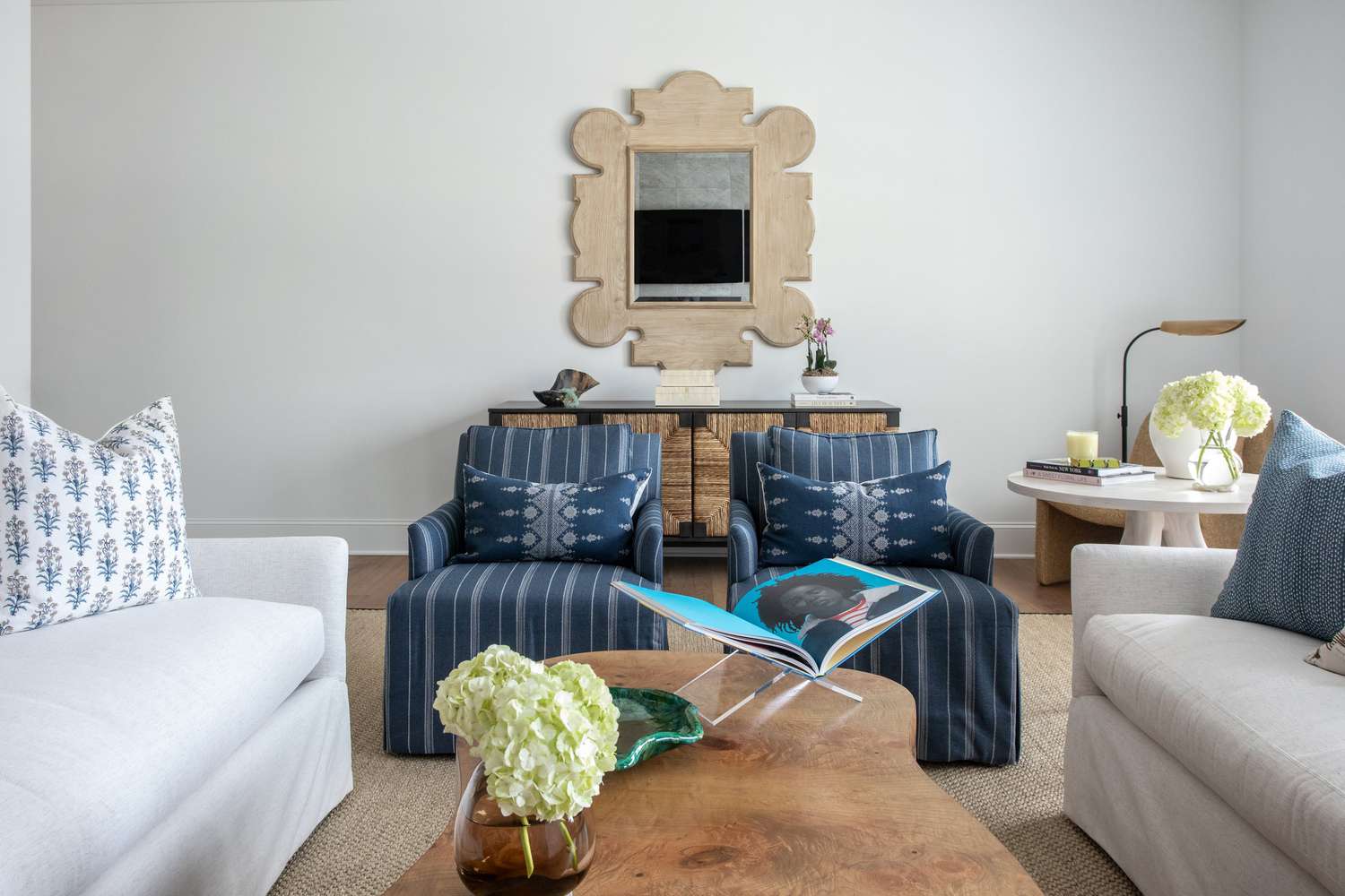 Salon avec un miroir au cadre en bois orné.