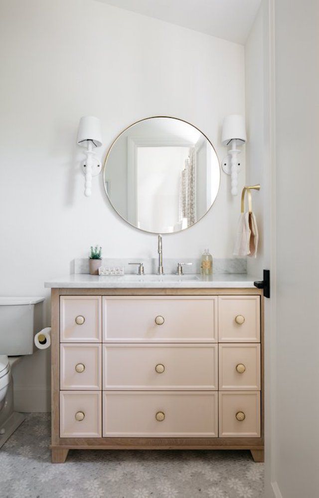 Salle de bain avec meuble-lavabo rose pâle