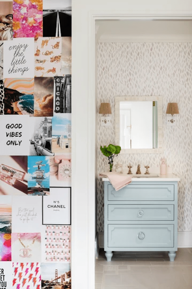 Salle de bain avec meuble-lavabo bleu et papier peint rose pâle et blanc