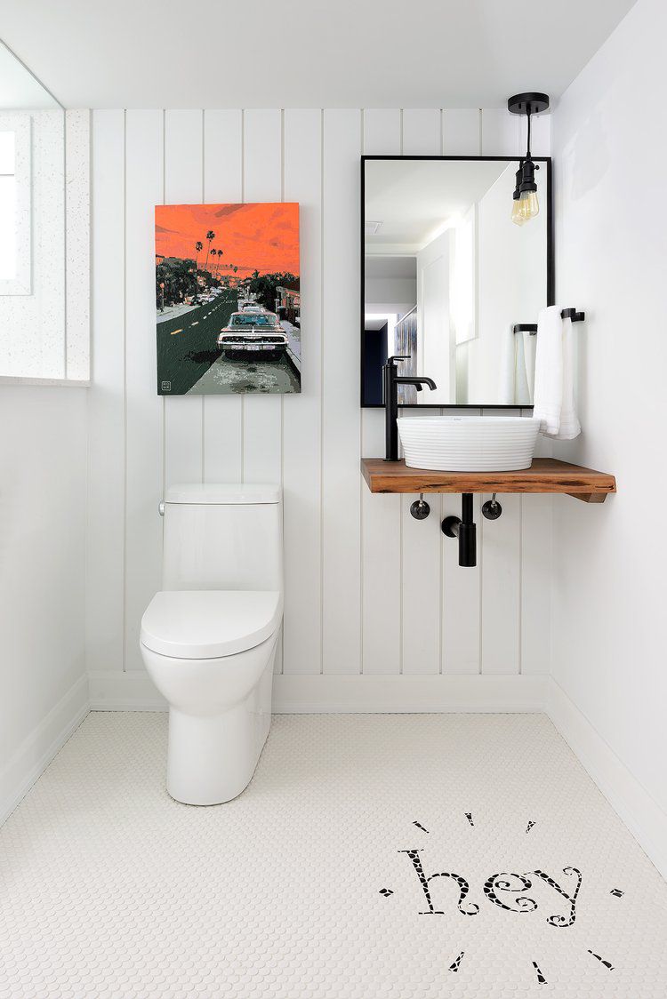 mur d'accent en shiplap pour la salle de bain