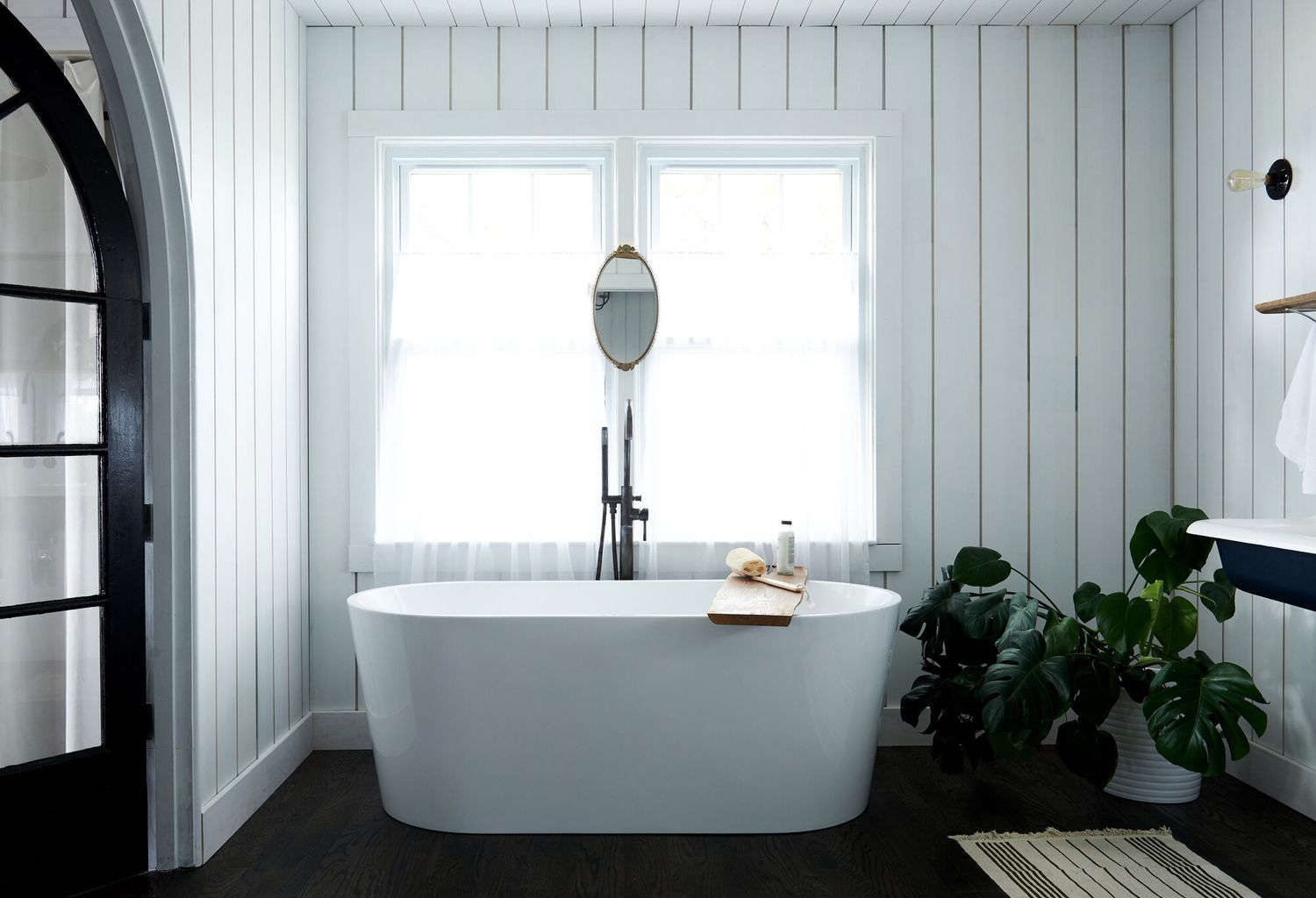 salle de bain en shiplap noir et blanc