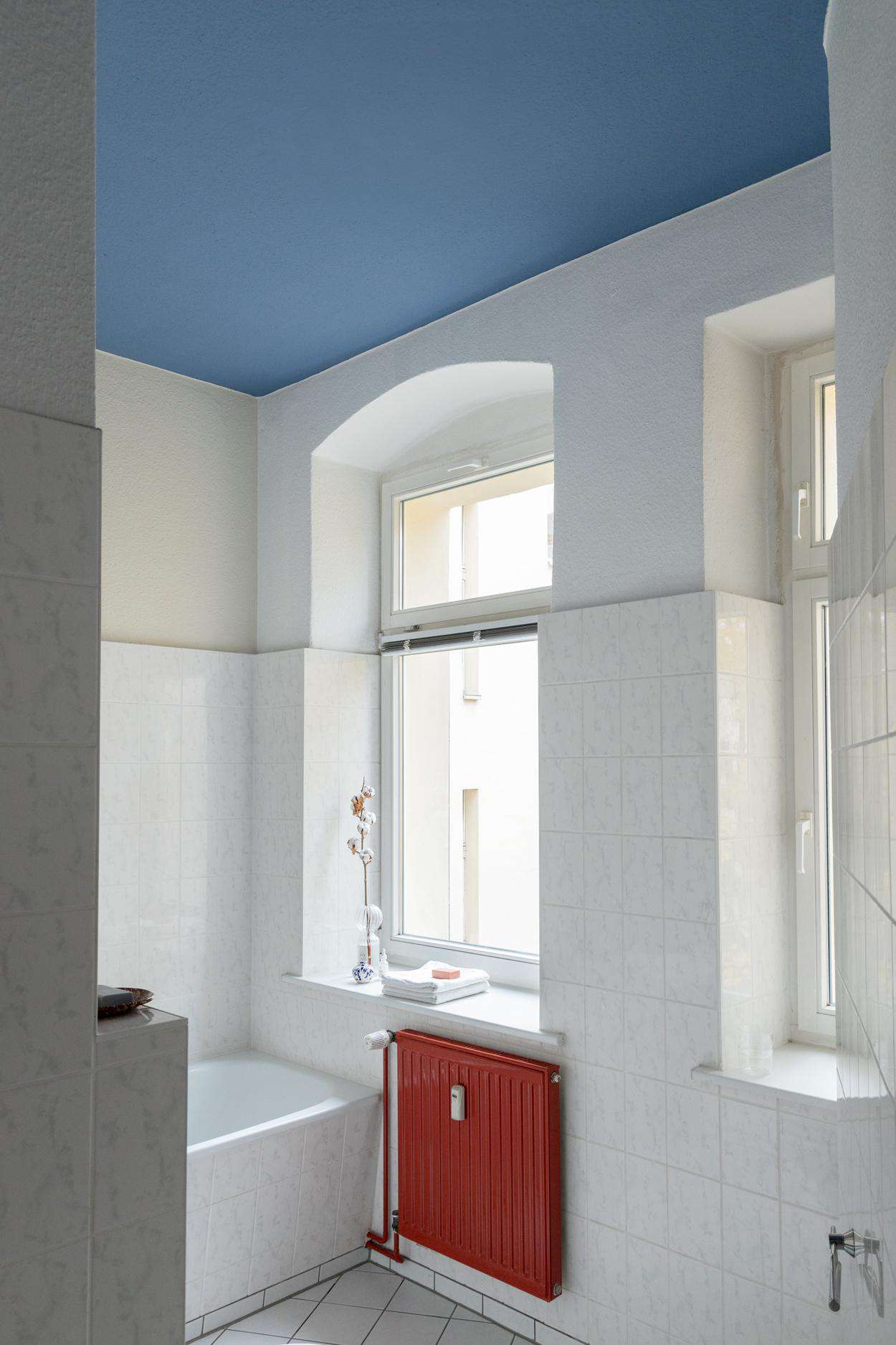 petite salle de bain avec plafond peint