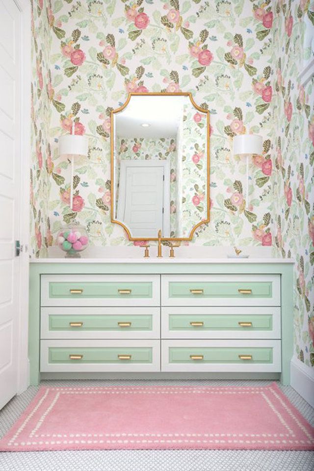 Papier peint floral et meuble-lavabo vert menthe