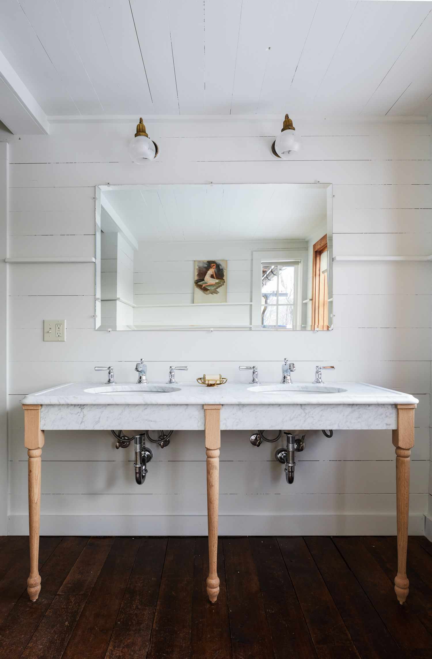 salle de bain moderne en shiplap